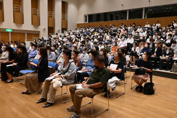 アンコンシャスバイアスにとらわれない生き方について講演する坂東さん＝９月22日午後、宇都宮市内