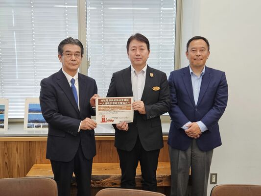斎藤部長（中央）から登録証を受け取った藤原社長（左）ら＝12日午後、栃木県庁