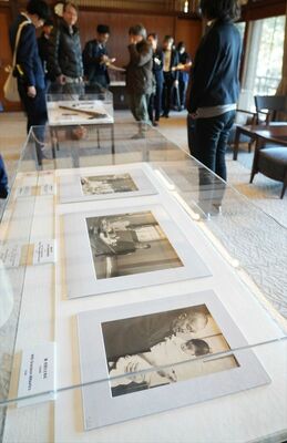 小平の生前の様子を写した写真