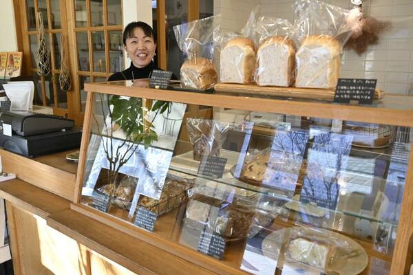 木を基調とした店内に立つ立堀綾子さん