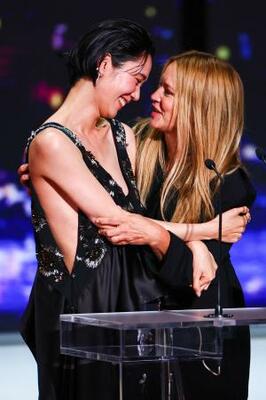 　第７９回カンヌ国際映画祭の授賞式で、抱き合って喜ぶ岡本多緒さん（左）とビルジニー・エフィラさん＝２３日、フランス・カンヌ（ロイター＝共同）