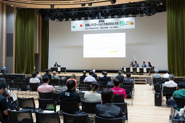 約１００人が参加したシンポジウム＝８日午前、ライトキューブ宇都宮