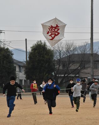 協力して大だこを揚げる児童たち