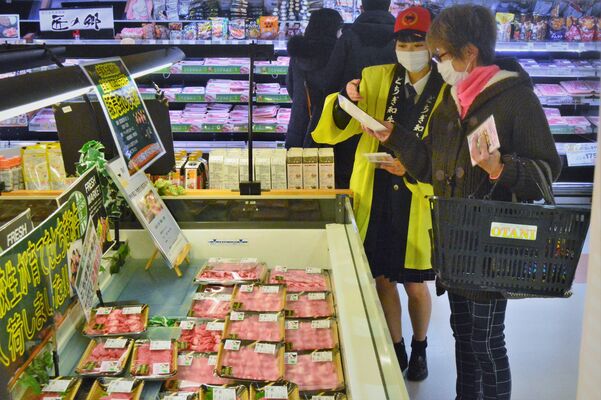 育てた牛の肉を買い物客に自らＰＲする宇都宮白楊高の生徒
