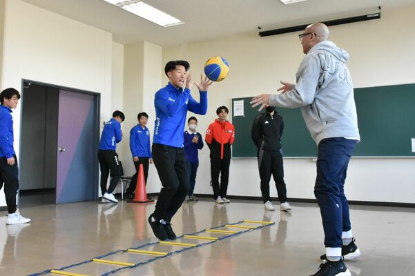 基礎的な運動能力を養うためのトレーニングを体験する学生ら