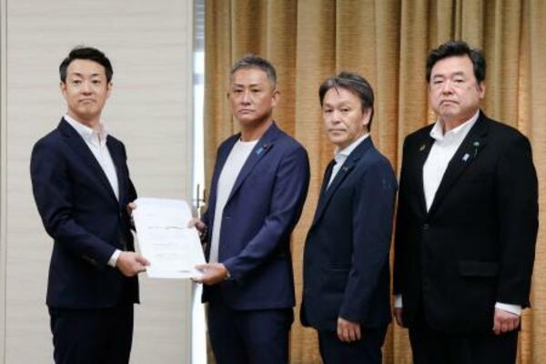 大阪市の横山英幸市長(左端)に要望書を提出する自公の市議=8日午前、大阪市役所