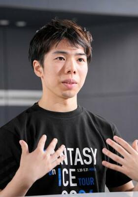 取材に応じるフィギュアスケート男子の佐藤駿=28日、千葉市