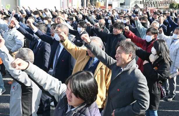 ガンバロー三唱で気勢を上げる有権者ら＝27日午前10時55分、足利市内（画像は一部加工しています）