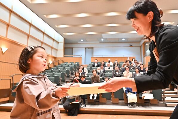 最高賞を受賞した福田恵菜ちゃん（左）＝29日午後、鹿沼市民情報センター