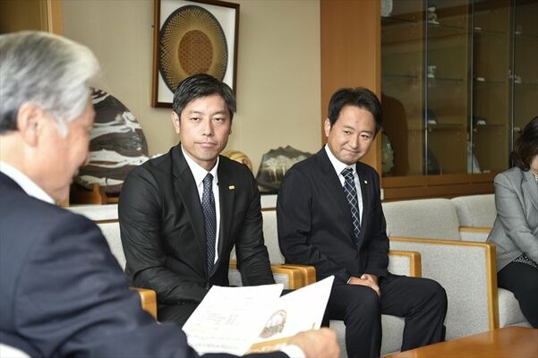 福田知事（左）に報告する栃木ＧＢの寺内監督（左から２人目）