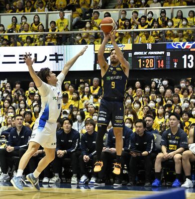 第1クオーター9分、ブレックスの遠藤が左コーナーから3点シュートを決める=ブレックスアリーナ宇都宮、加藤竜矢撮影