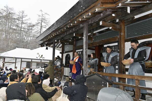 がらまきが行われた温泉寺の節分行事