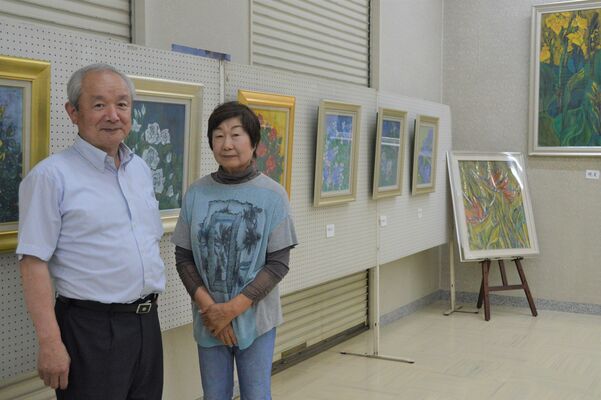 絵画展を開く大森さん（右）と田島さん