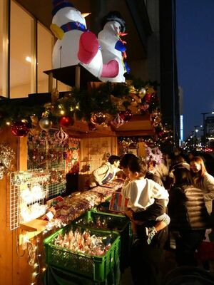大通りに面して始まったクリスマスマーケット