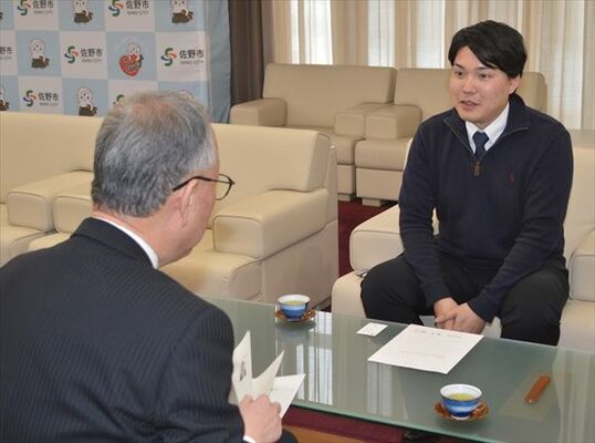 天明鋳物地域おこし協力隊に委嘱された城石さん（右）