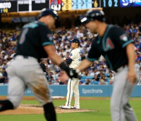 ダイヤモンドバックス戦の6回、マキャン(手前左)に3ランを浴びたドジャース・山本=ロサンゼルス(共同)