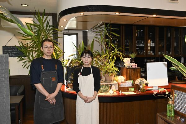 リラックスできる雰囲気の店内と柏崎さん夫婦