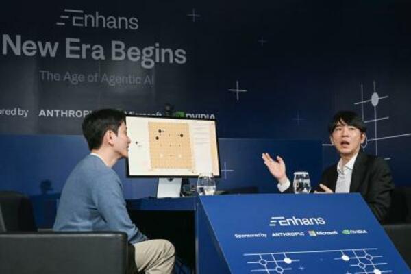 　ソウルで開かれたイベントで話す韓国人棋士の李世〓九段（右）＝９日（共同）