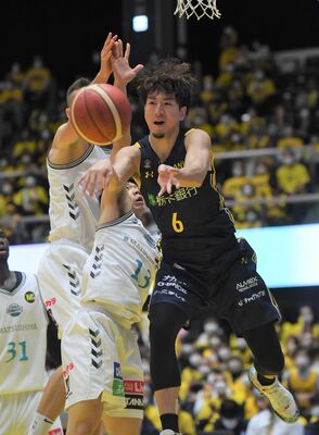第３クオーター、ブレックスの比江島がドライブで切り込みサイドにパスする＝ブレックスアリーナ宇都宮