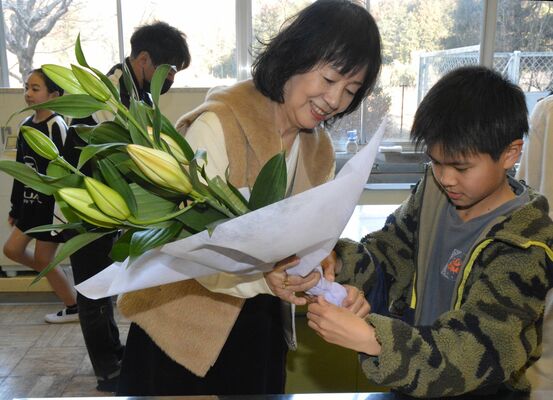 城山東小で行われた地元産ユリを使った花束作り体験