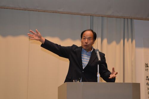 下野市制10周年記念チャリティー特別講演会で熱弁を振るう高橋プロ