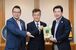 佐藤市長（右）を表敬訪問した秋本社長（中央）と鈴木事務局長