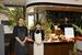 リラックスできる雰囲気の店内と柏崎さん夫婦