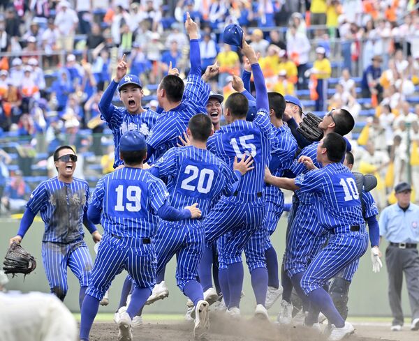 35年ぶり２度目の優勝を決め、マウンド上で歓喜する青藍泰斗ナイン＝27日午後０時40分、宇都宮市西川田４丁目、広瀬華撮影