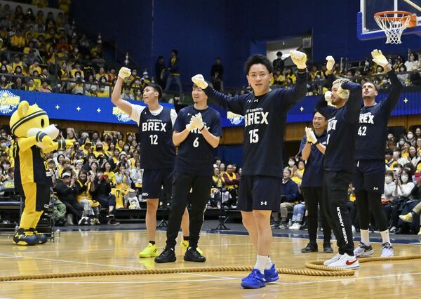 綱引きで勝利し、ガッツポーズする比江島チームの選手とスタッフたち＝ブレックスアリーナ宇都宮、森田大地撮影