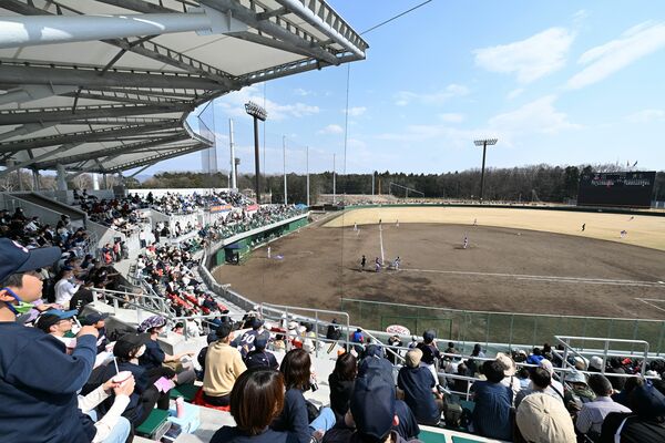 開場した新球場で行われた栃木ＧＢの特別試合に見入る来場者＝23日午後１時50分、真岡市小林、超広角レンズ使用