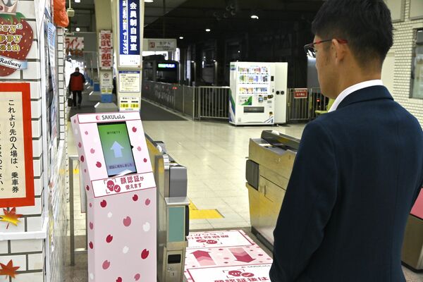 東武宇都宮駅の改札に設置された顔認証端末＝13日午後、宇都宮市宮園町