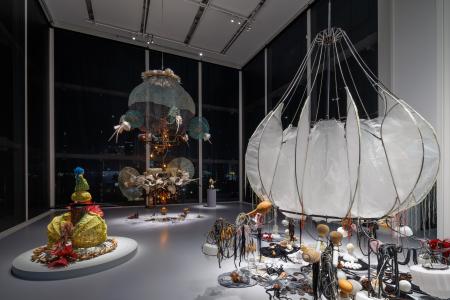 　ＲＩＮＡ　ＢＡＮＥＲＪＥＥ―“Ｙｏｕ　ｍａｄｅ　ｍｅ　ｌｅａｖｅ　ｈｏｍｅ…／手前右が「Ｂｌａｃｋ　Ｎｏｏｄｌｅｓ」（エスパス　ルイ・ヴィトン東京での展示風景　２０２６年　Ｐｈｏｔｏｃｒｅｄｉｔｓ：Ｊｅｒｅｍｉｅ　Ｓｏｕｔｅｙｒａｔ／Ｌｏｕｉｓ　Ｖｕｉｔｔｏｎ）（提供写真）