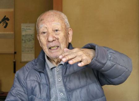 　太平洋戦争末期の特攻作戦について語る鳥谷邦武さん＝２０２５年２月、佐賀市