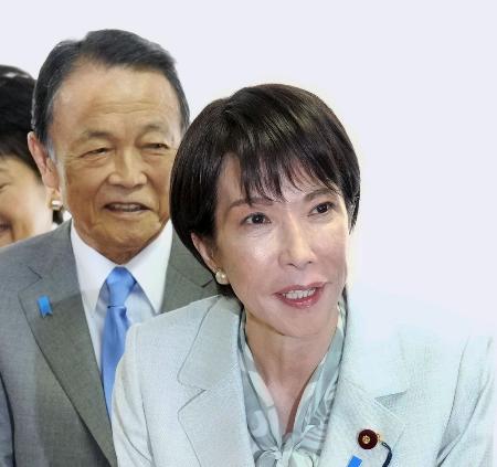 自民党の新執行部が発足し、党本部での写真撮影を終えた高市総裁(手前)と麻生太郎副総裁=10月7日、東京・永田町