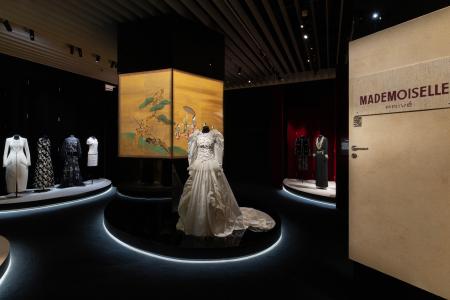 パリの工房「ルサージュ」が繊細な刺しゅうを施した衣装の展示((C)CHANEL)(提供写真)