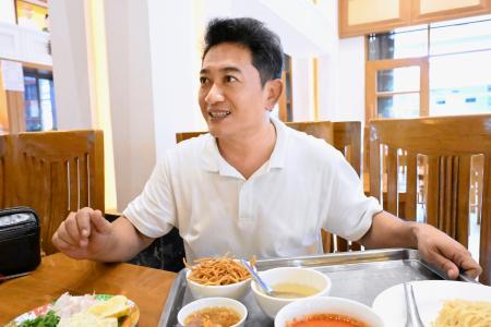 　ミャンマー最大都市ヤンゴンで取材に応じるイェミョートゥーさん＝２０２５年９月（共同）