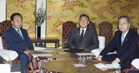 　会談に臨む（左から）立憲民主党の野田代表、自民党総裁の石破首相、公明党の斉藤代表＝１９日、国会