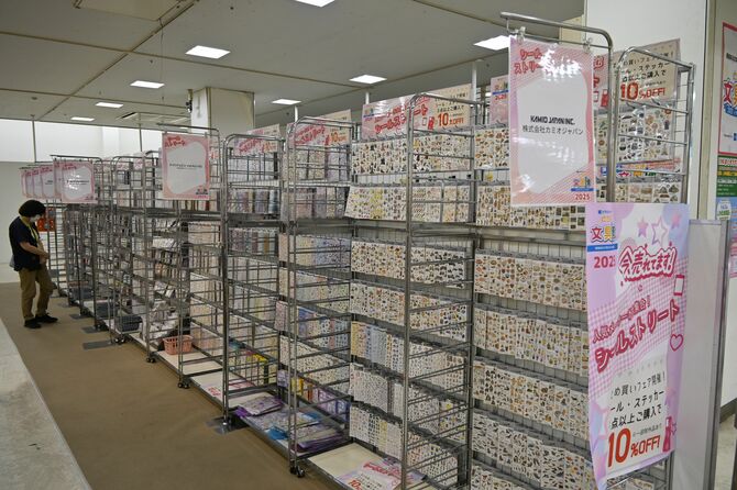 さまざまなシールを集めた新企画「シールストリート」=21日午前、宇都宮市