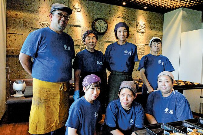 宮染めTシャツを着るホテルスタッフ
