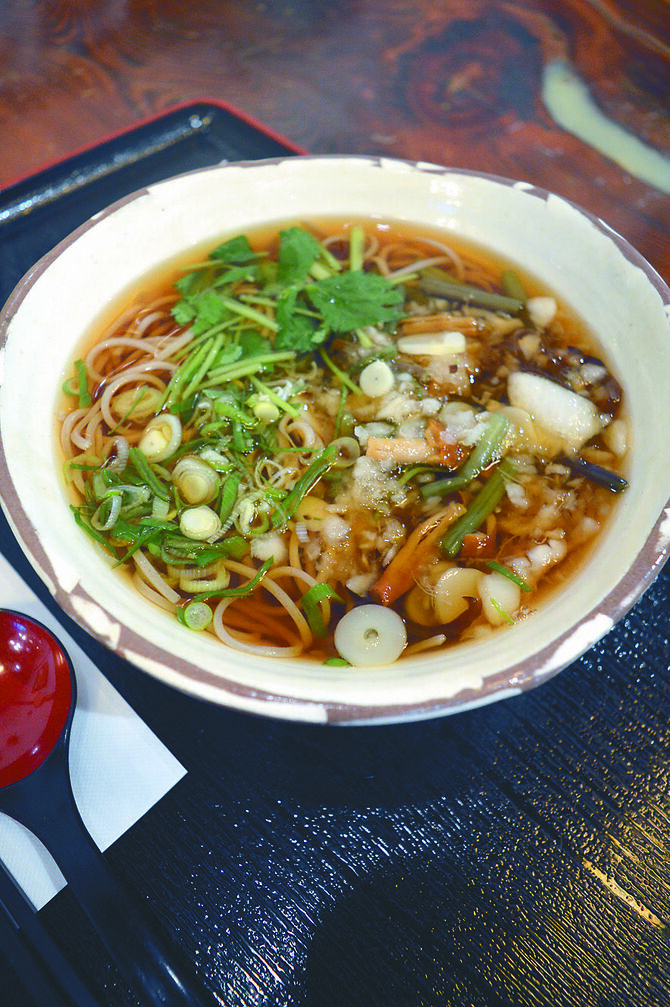 「カレーキッチンｙａｍａｎｉ」でランチ。「山菜おろしそば」を完食（午後１時半ごろ）