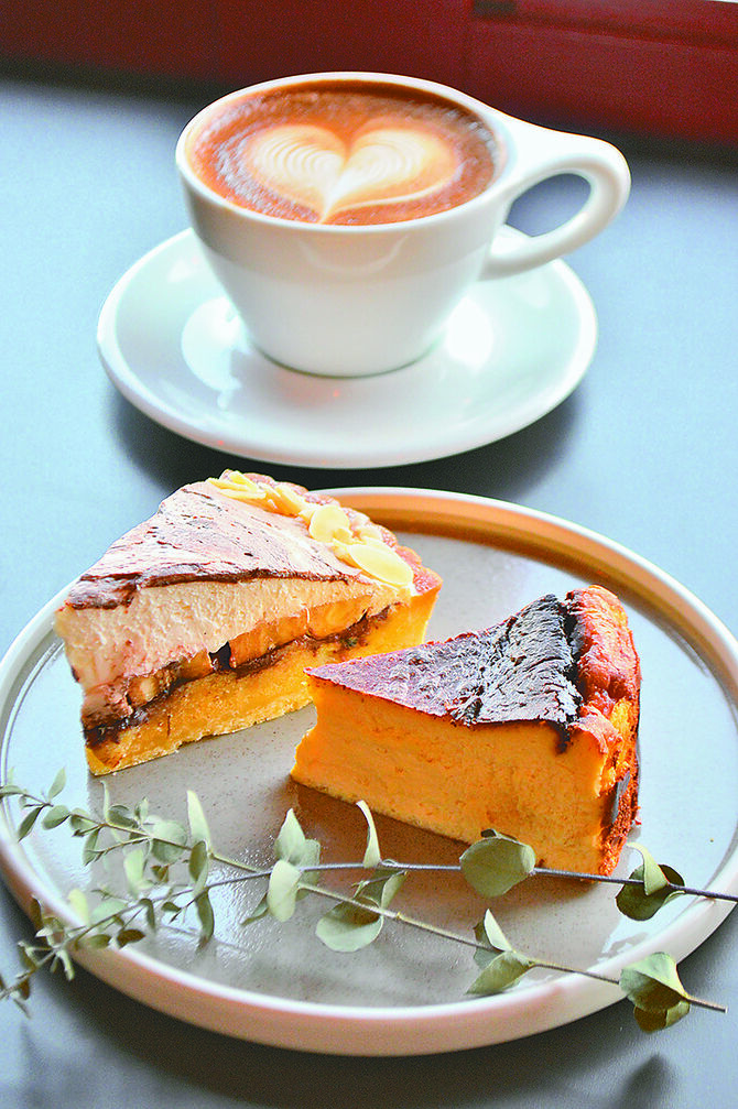 「バスクチーズケーキ」(右)と「季節のタルト」。カフェラテ(奥)はかわいいラテアートも