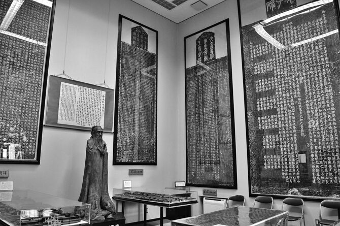 巨大な拓本が来館者を迎える展示室