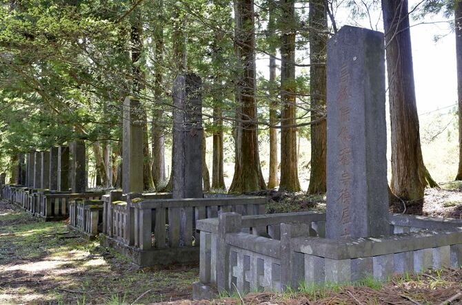 田母沢御用邸向かいの釈迦堂「殉死の墓および譜代家臣の墓」にある松平正綱の墓（右）。墓は菩提寺である平林寺（埼玉県新座市）にあるが、将軍３代に仕えた重臣としてここでも弔われている＝21日午後、日光市本町