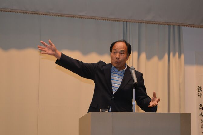 下野市制10周年記念チャリティー特別講演会で熱弁を振るう高橋プロ