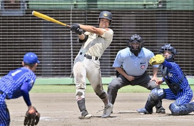 ４回、作新の柳沼が適時打を放つ＝エイジェックスタジアム