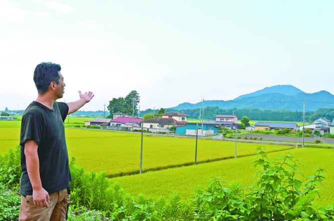 上平橋の方を指し「県内で一番おいしい水で酒造りができる」と話す小嶋さん