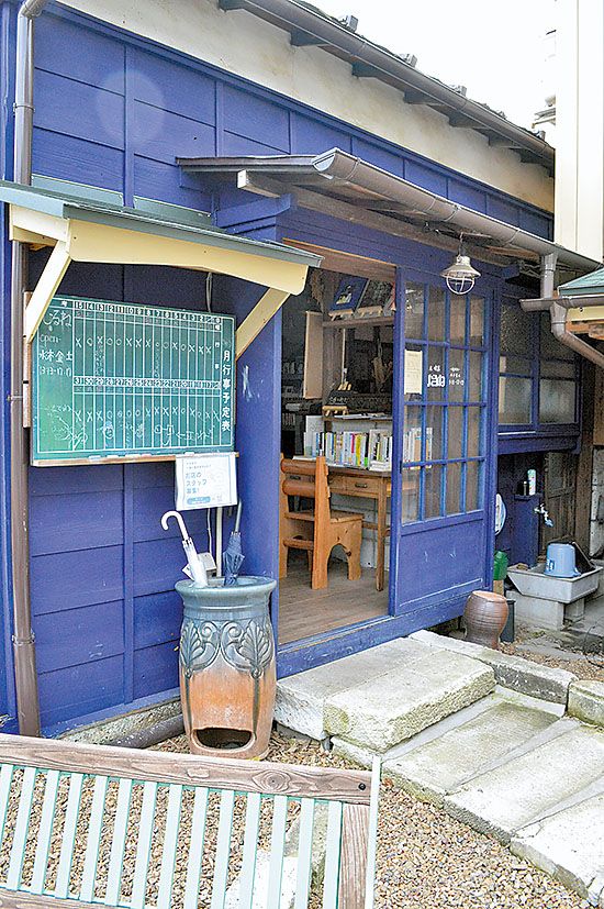 通りから入った路地にある店舗