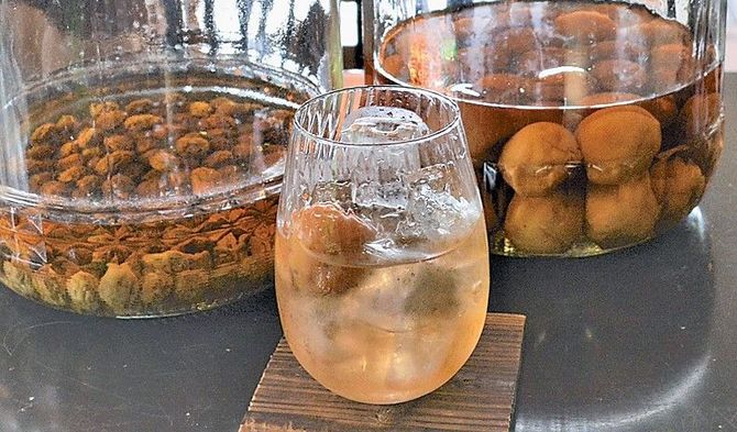 南高梅（右）、パープルクィーン（左）。飲み頃のはじめの頃だけ紫に。いずれも500円。