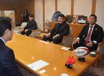 「グラウンドに足運んで」