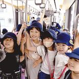 LRTに乗って遠足「楽しい」　宇都宮・横川中央小の児童　補助事業適用１…